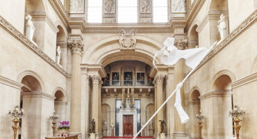 maurizio-cattelan-art-exhibition-blenheim-palace